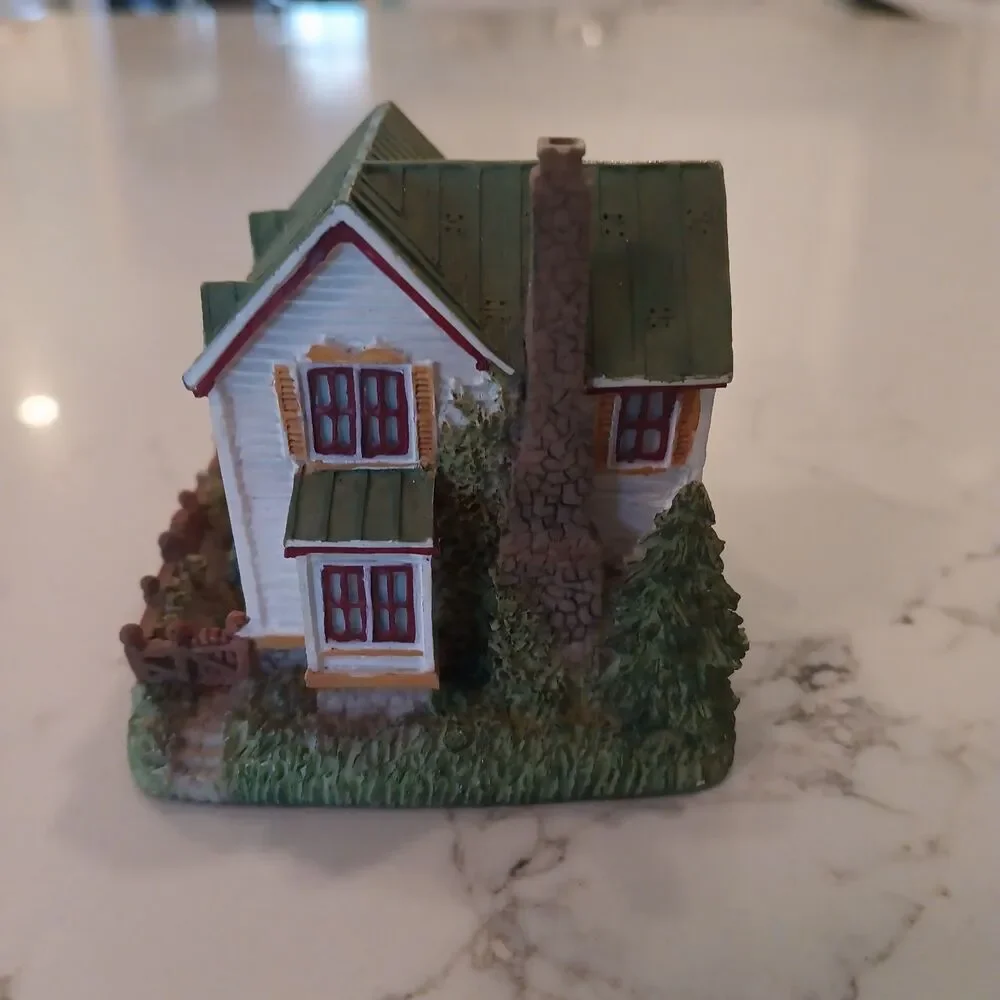 Liberty Falls Americana Village Collection The Henshaw House #AH181 -1999